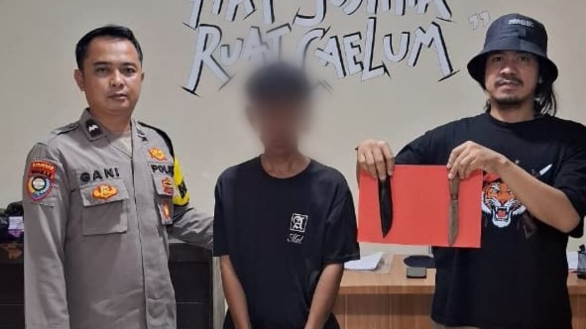 Tersangka W usai diamankan sebelum dijebloskan penjara, Senin 2 Maret 2026 | Dok. Humas Polres Pringsewu.
