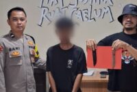 Tersangka W usai diamankan sebelum dijebloskan penjara, Senin 2 Maret 2026 | Dok. Humas Polres Pringsewu.