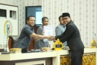 Bupati Pringsewu saat menyerahkan ajuan perubahan susunan perangkat daerah dalam rapat paripurna, Senin 2 Maret 2026 | Samuel/Media Prioritastv.com.