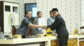Bupati Pringsewu saat menyerahkan ajuan perubahan susunan perangkat daerah dalam rapat paripurna, Senin 2 Maret 2026 | Samuel/Media Prioritastv.com.