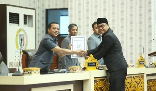 Bupati Pringsewu saat menyerahkan ajuan perubahan susunan perangkat daerah dalam rapat paripurna, Senin 2 Maret 2026 | Samuel/Media Prioritastv.com.