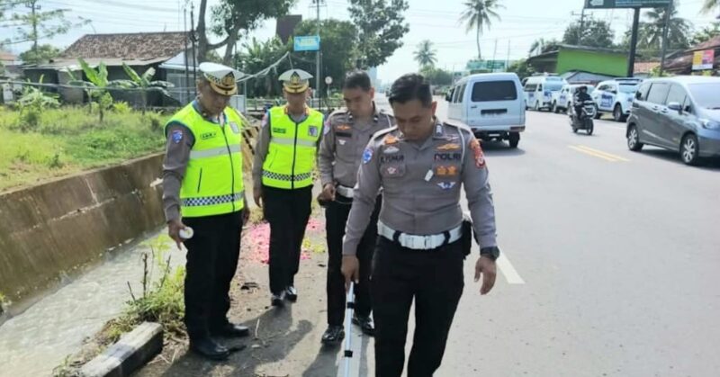 Polisi saat melakukan pemeriksaan TKP kecelakaan Moge bos rokok HS di wilayah Kapenawon Temon, Kulon Progo, DIY, Senin 2 Maret 2026 | Dok. Humas Polres Kulon Progo.