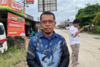 Anggota Komisi III DPRD Pringsewu Dedi Sutarno menyampaikan pandangan pembangunana jalan meski keterbatasan anggaran pembangunan infrastruktur pada 2026, saat peninjauan ruas jalan provinsi di Kecamatan Ambarawa oleh Pemerintah Provinsi Lampung, Selasa (24/2/2026).