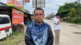 Anggota Komisi III DPRD Pringsewu Dedi Sutarno menyampaikan pandangan pembangunana jalan meski keterbatasan anggaran pembangunan infrastruktur pada 2026, saat peninjauan ruas jalan provinsi di Kecamatan Ambarawa oleh Pemerintah Provinsi Lampung, Selasa (24/2/2026).