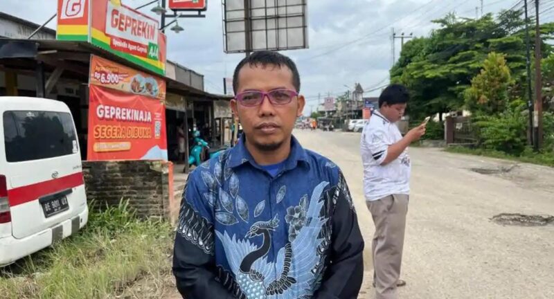 Anggota Komisi III DPRD Pringsewu Dedi Sutarno menyampaikan pandangan pembangunana jalan meski keterbatasan anggaran pembangunan infrastruktur pada 2026, saat peninjauan ruas jalan provinsi di Kecamatan Ambarawa oleh Pemerintah Provinsi Lampung, Selasa (24/2/2026).