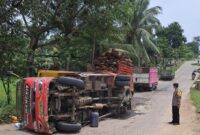 Truk sawit yang tumbang usai patah as di Jalan Bandung Baru, Adiluwih, Pringsewu, Selasa 3 Maret 2026 | Dok. Humas Polres Pringsewu.