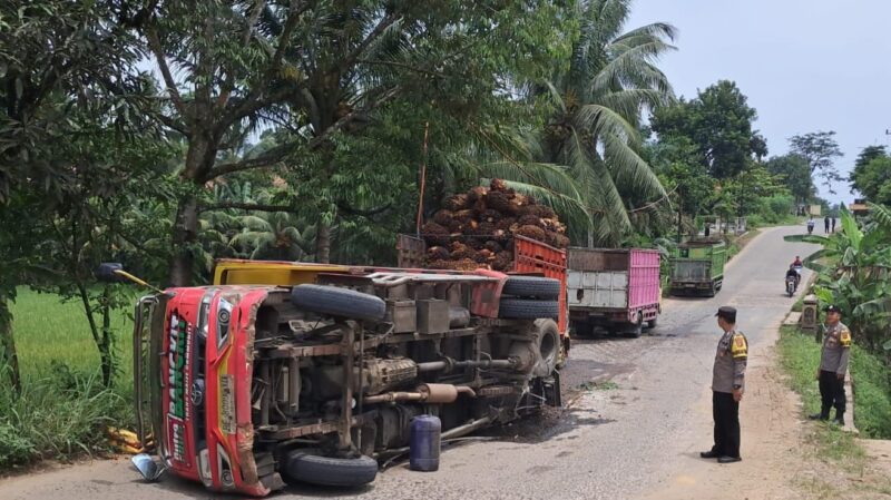 Truk sawit yang tumbang usai patah as di Jalan Bandung Baru, Adiluwih, Pringsewu, Selasa 3 Maret 2026 | Dok. Humas Polres Pringsewu.