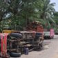 Truk sawit yang tumbang usai patah as di Jalan Bandung Baru, Adiluwih, Pringsewu, Selasa 3 Maret 2026 | Dok. Humas Polres Pringsewu.