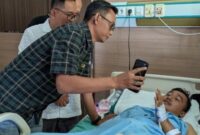 Utusan bos rokok HS Muhammad Suryo menjenguk pengendara Jupiter MX yang terlibat kecelakaan di Kulon Progo, Selasa (3/3/2026). Foto: Dok. Tim HS