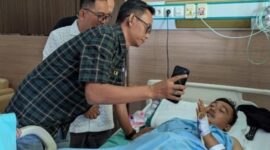 Utusan bos rokok HS Muhammad Suryo menjenguk pengendara Jupiter MX yang terlibat kecelakaan di Kulon Progo, Selasa (3/3/2026). Foto: Dok. Tim HS