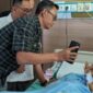 Utusan bos rokok HS Muhammad Suryo menjenguk pengendara Jupiter MX yang terlibat kecelakaan di Kulon Progo, Selasa (3/3/2026). Foto: Dok. Tim HS