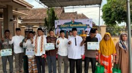 Foto bersama Wabup Tanggamus Agus Suranto usai menyerahkan bantuan Masjid dan Mushala dalam safari ramadhan di Pekon Kandang Besi, Kota Agung Barat, Selasa 3 Februari 2026 | Herdi/Media Prioritastv.com.