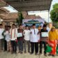 Foto bersama Wabup Tanggamus Agus Suranto usai menyerahkan bantuan Masjid dan Mushala dalam safari ramadhan di Pekon Kandang Besi, Kota Agung Barat, Selasa 3 Februari 2026 | Herdi/Media Prioritastv.com.