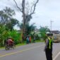 Pemotongan dahan kering di Jalan Lintas Barat Talang  Padang oleh PLN bersama Sat Lantas Polres Tanggamus, Rabu 4 Maret 2026 | Asrul Ariski/Media Prioritastv.com.