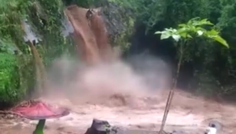 Banjir bandang yang terjadi di Air Terjun Way Lalaan, Kota Agung Timur, Tanggamus, Kamis 5 Maret 2026 | ist/Media Prioritastv.com.