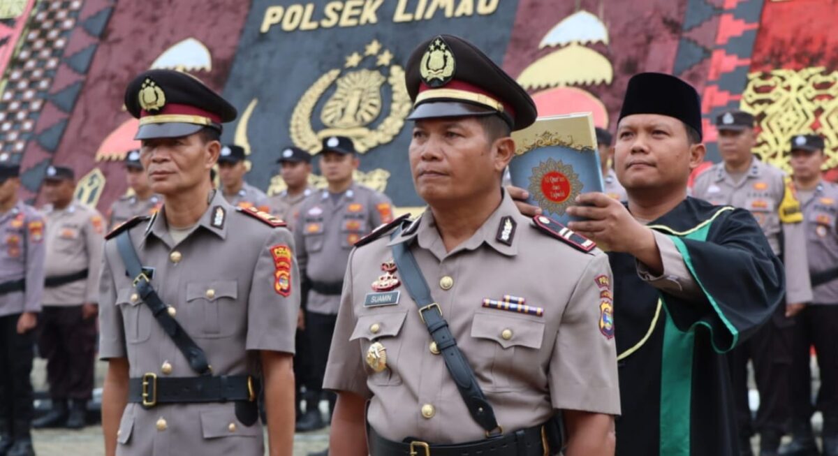 Kapolsek Pulau Panggung Iptu Suamin saat diambil sumpah jabatan didampingi rohaniawan Polres Tanggamus, Kamis 5 Maret 2026 | Dok. Humas Polres Tanggamus.