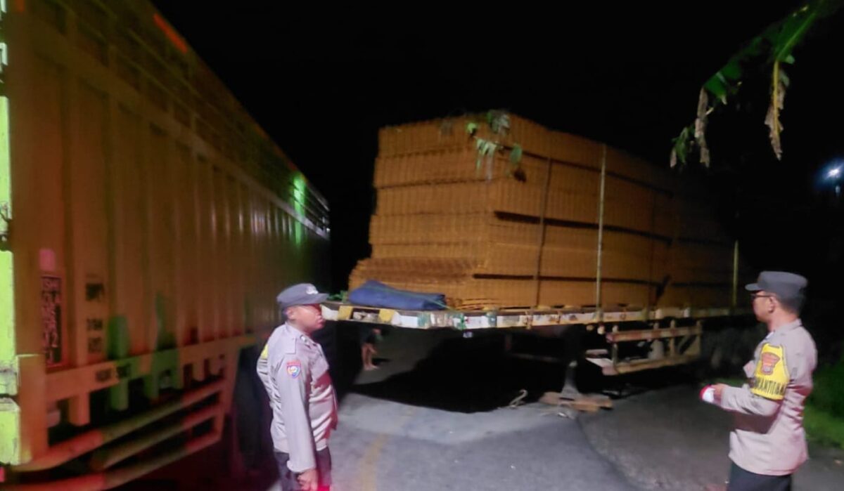 Anggota Polsek Semaka saat melakukan pemeriksaan dan pengamanan TKP senggolan dua truk fuso di tanjakan Kaliwusong, Sedayu, Semaka, Jumat 6 Maret 2026, malam | Dok. Humas Polres Tanggamus.