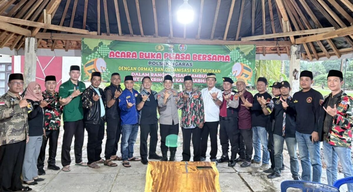 Foto bersama Kapolsek Ngaras Iptu Doni Dermawan bersama ormas dan okp saat buka bersama Kamis 5 Februari 2026 | ist/Media Prioritastv.com.