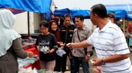 Pembelian ratusan paket takjil oleh Ketua Granat Tanggamus, Agus Ciek, S.E., di Pasar Talang Padang, Sabtu 7 Maret 2026 | Asrul/Media Prioritastv.com.