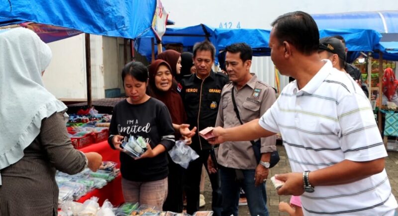 Pembelian ratusan paket takjil oleh Ketua Granat Tanggamus, Agus Ciek, S.E., di Pasar Talang Padang, Sabtu 7 Maret 2026 | Asrul/Media Prioritastv.com.