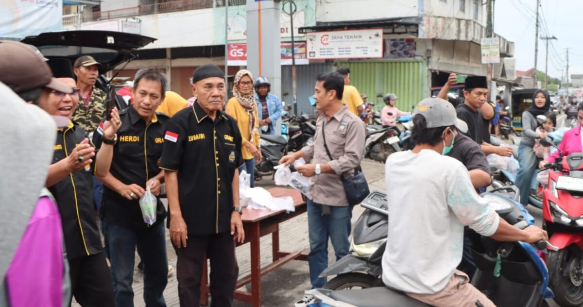 Pembagian Takjil Granat Tanggamus dan FWK-KT di Pertigaan Pasar Talang Padang, Sabtu 7 Maret 2026 | Asrul Ariski/Media Prioritastv.com.