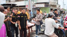 Pembagian Takjil Granat Tanggamus dan FWK-KT di Pertigaan Pasar Talang Padang, Sabtu 7 Maret 2026 | Asrul Ariski/Media Prioritastv.com.