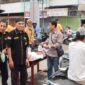 Pembagian Takjil Granat Tanggamus dan FWK-KT di Pertigaan Pasar Talang Padang, Sabtu 7 Maret 2026 | Asrul Ariski/Media Prioritastv.com.