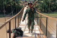 Sejumlah anggota TNI saat melaksanakan proses akhir jembatan garuda di Pekon Sukoharjo 4 penghubung ke Jogyakarta, Gading Rejo, Sabtu 7 Maret 2026 | Dok : Kodim 0424 Tanggamus.