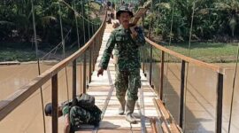 Sejumlah anggota TNI saat melaksanakan proses akhir jembatan garuda di Pekon Sukoharjo 4 penghubung ke Jogyakarta, Gading Rejo, Sabtu 7 Maret 2026 | Dok : Kodim 0424 Tanggamus.