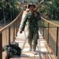 Sejumlah anggota TNI saat melaksanakan proses akhir jembatan garuda di Pekon Sukoharjo 4 penghubung ke Jogyakarta, Gading Rejo, Sabtu 7 Maret 2026 | Dok : Kodim 0424 Tanggamus.