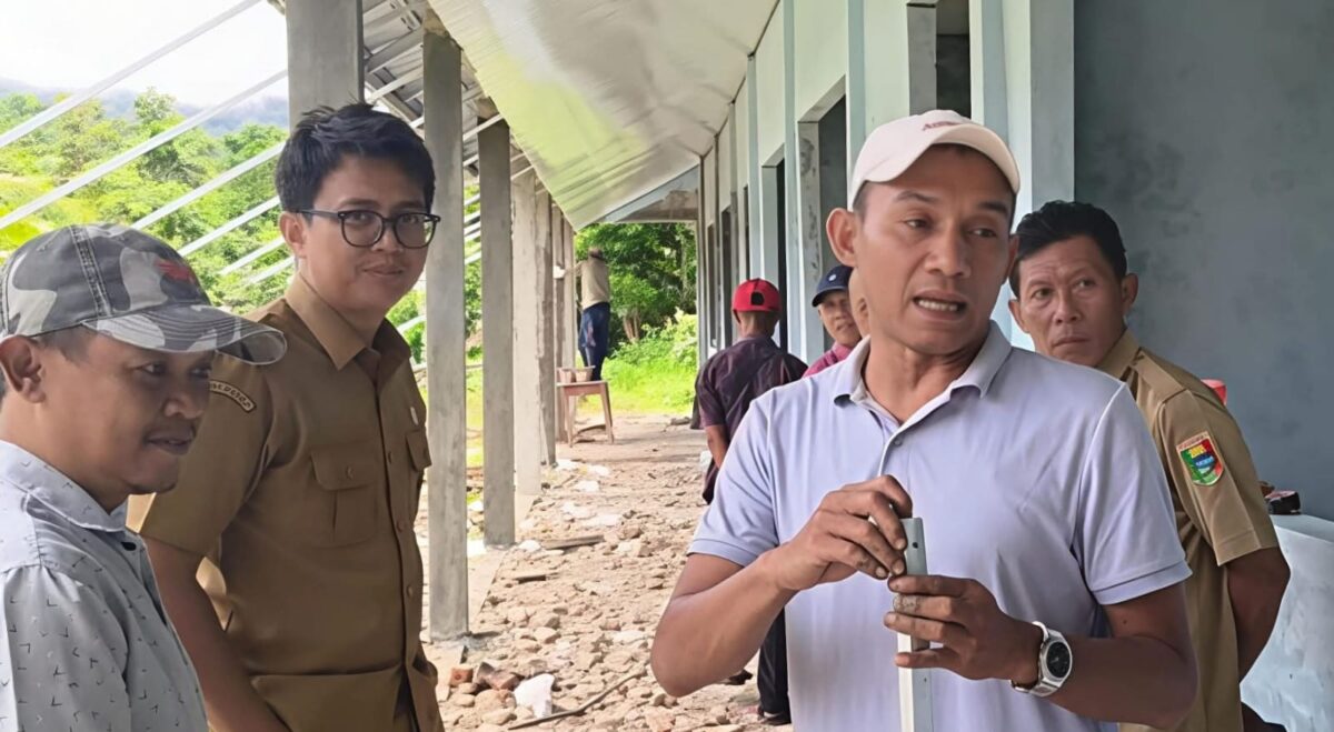 Ketua Komisi IV DPRD Tanggamus, Romzi Edy saat meninjau proyek pembangunan Ruang Kelas Baru (RKB) di SMPN Satu Atap 5 Kelumbayan | ist/Media Prioritastv.com.