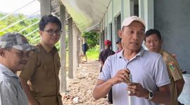Ketua Komisi IV DPRD Tanggamus, Romzi Edy saat meninjau proyek pembangunan Ruang Kelas Baru (RKB) di SMPN Satu Atap 5 Kelumbayan | ist/Media Prioritastv.com. 