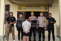 Tersangka setelah ditangkap sebelum dijebloskan sel tahanan Polsek Pugung, Minggu 8 Maret 2026 | Dok. Humas Polres Tanggamus.