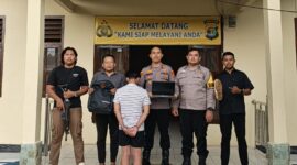 Tersangka setelah ditangkap sebelum dijebloskan sel tahanan Polsek Pugung, Minggu 8 Maret 2026 | Dok. Humas Polres Tanggamus.