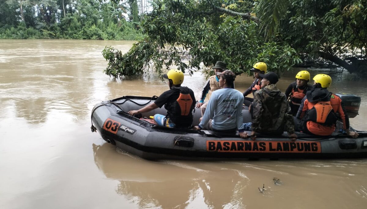 Tim SAR Gabungan saat melakukan penyisiran sungai Sekampunhg, Lampung Timur, Minggu 8 Maret 2026 | Dok. Basarnas Lampung.