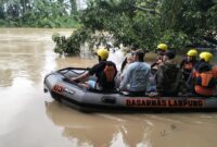 Tim SAR Gabungan saat melakukan penyisiran sungai Sekampunhg, Lampung Timur, Minggu 8 Maret 2026 | Dok. Basarnas Lampung.
