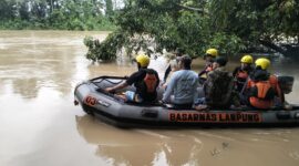 Tim SAR Gabungan saat melakukan penyisiran sungai Sekampunhg, Lampung Timur, Minggu 8 Maret 2026 | Dok. Basarnas Lampung.