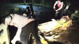 Polisi saat melakukan pembersihan material di jembatan Batu Kapal, Pekon Way Harong, Kecamatan Air Naningan, Tanggamus, Minggu 8 Maret 2026, malam | ist/Media Prioritastv.com.