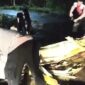 Polisi saat melakukan pembersihan material di jembatan Batu Kapal, Pekon Way Harong, Kecamatan Air Naningan, Tanggamus, Minggu 8 Maret 2026, malam | ist/Media Prioritastv.com.