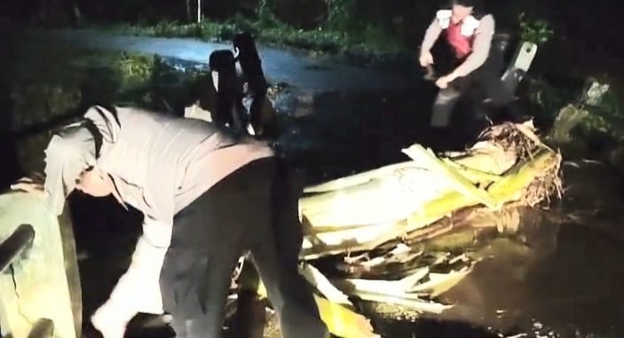 Polisi saat melakukan pembersihan material di jembatan Batu Kapal, Pekon Way Harong, Kecamatan Air Naningan, Tanggamus, Minggu 8 Maret 2026, malam | ist/Media Prioritastv.com.