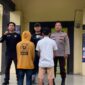 Dua remaja yang diamankan diduga pelaku Pungli di Jalinbar Pekon Ngarip Wonosobo, Minggu 8 Maret 2026 | Dok. Humas Polres Tanggamus.