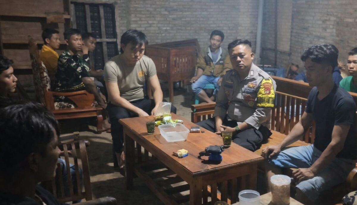 Anggota Polsek Pulau Panggung saat melaksanakan koordinasi usai menerima laporan petani yang hilang di Pekon Air Abang, Ulu Belu, Tanggamus, Minggu 8 Maret 2026, malam | Dok. Humas Polres Tanggamus.