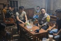 Anggota Polsek Pulau Panggung saat melaksanakan koordinasi usai menerima laporan petani yang hilang di Pekon Air Abang, Ulu Belu, Tanggamus, Minggu 8 Maret 2026, malam | Dok. Humas Polres Tanggamus.