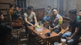 Anggota Polsek Pulau Panggung saat melaksanakan koordinasi usai menerima laporan petani yang hilang di Pekon Air Abang, Ulu Belu, Tanggamus, Minggu 8 Maret 2026, malam | Dok. Humas Polres Tanggamus.