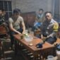 Anggota Polsek Pulau Panggung saat melaksanakan koordinasi usai menerima laporan petani yang hilang di Pekon Air Abang, Ulu Belu, Tanggamus, Minggu 8 Maret 2026, malam | Dok. Humas Polres Tanggamus.