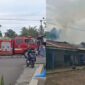 Kolase foto mobil Damkar yang tiba di lokasi dan saat asap mengepul ketika warga memadamkan dengan air seadanya, Senin 9 Maret 2026 | ist/Media Prioritastv.com.
