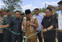 Bupati Tanggamus, H. Moh. Saleh Asnawi didampingi para pejabat Tanggamus saat memotong pita tanda dibukanya jembatan Ulu Semong I di Ulu Belu, Senin 9 Maret 2026 | Herdi/Media Prioritastv.com.