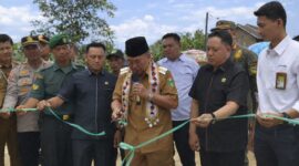 Bupati Tanggamus, H. Moh. Saleh Asnawi didampingi para pejabat Tanggamus saat memotong pita tanda dibukanya jembatan Ulu Semong I di Ulu Belu, Senin 9 Maret 2026 | Herdi/Media Prioritastv.com.