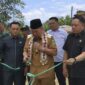 Bupati Tanggamus, H. Moh. Saleh Asnawi didampingi para pejabat Tanggamus saat memotong pita tanda dibukanya jembatan Ulu Semong I di Ulu Belu, Senin 9 Maret 2026 | Herdi/Media Prioritastv.com.