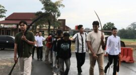 Para remaja Pringsewu diduga geng motor yang membawa kelewang panjang saat digelandang polisi, Senin 9 Maret 2026 | Dok. Humas Polres Pringsewu.